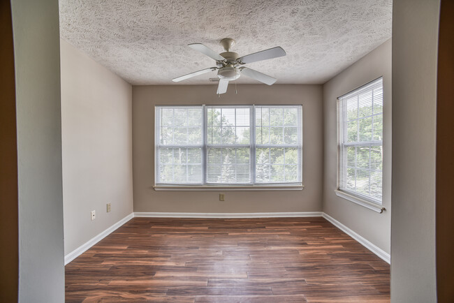 Sunroom office/den area in select suites - Stone Ridge Apartments