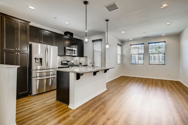 Building Photo - Amazing 2Bd/2Ba Townhouse with 1 car attac...