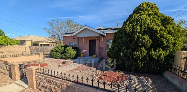 Foto del edificio - 2425 Mountain Rd NW