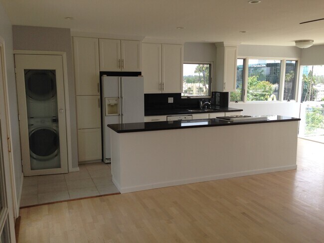 Kitchen - 11941 Laurelwood Dr