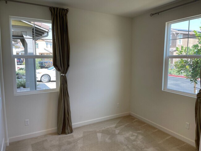 Foto del edificio - Large 5 Bed / 3 Bath Standalone unit in Lo...