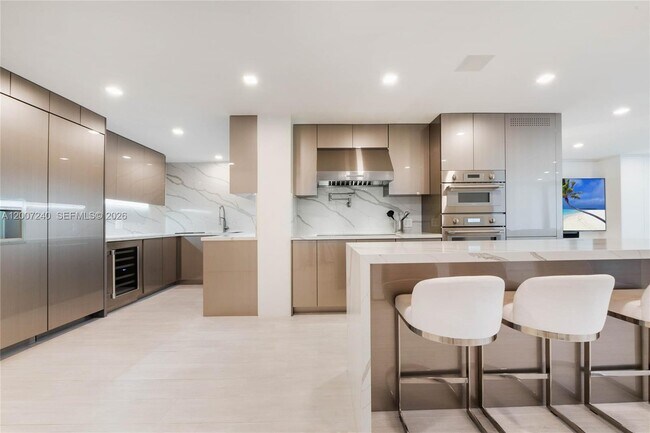 Building Photo - 2901 S Bayshore Dr