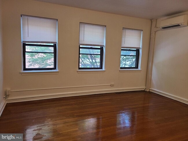 Building Photo - 318 S 15th St