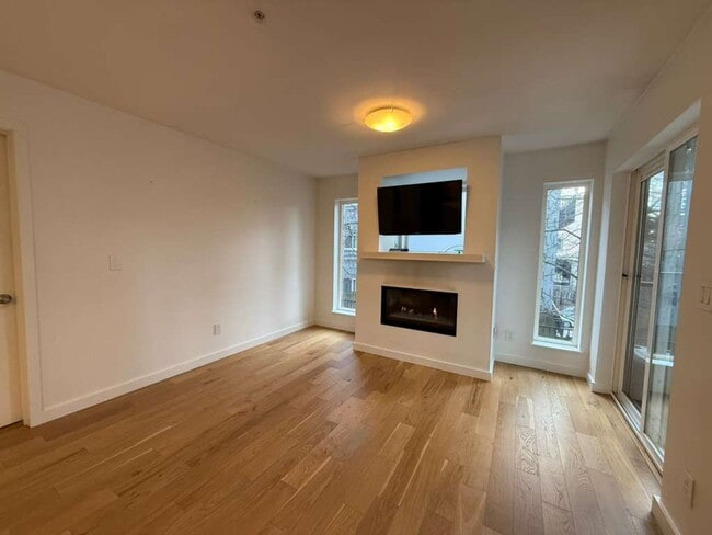 Building Photo - Two Bed Two Bath in Cap Hill (2 Parking Spaces and Storage Included!)