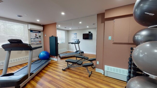 Building Photo - 455 Maple