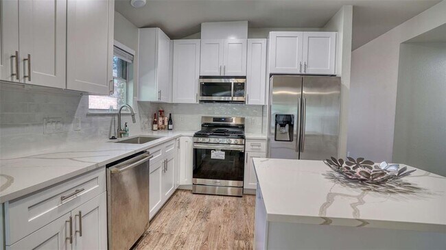 Foto del edificio - 711 House Creek Dr