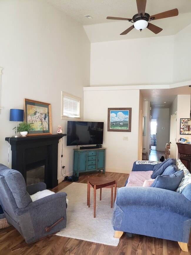 Building Photo - Charming & Comfortable Home