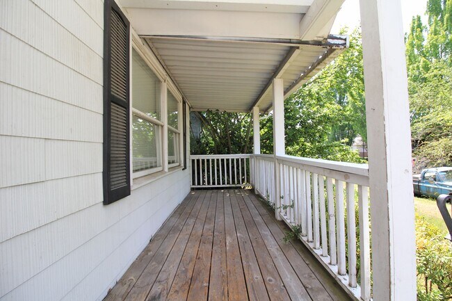 Building Photo - UNIVERSITY LIVING - Beautiful 5 Bedroom Ho...