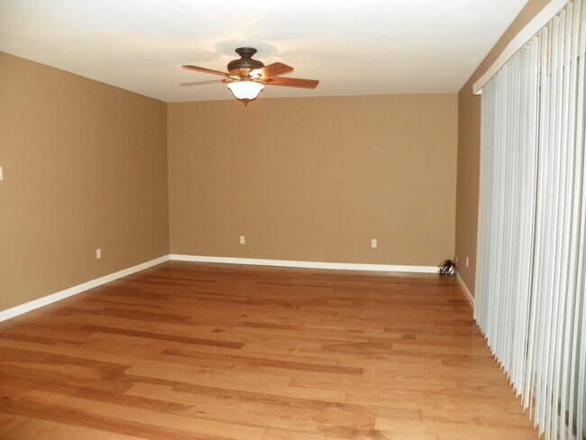Building Photo - 931 Country Club Dr SE