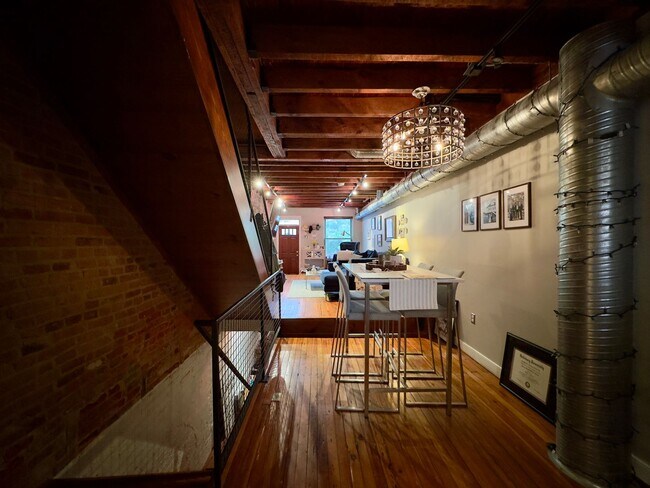 Foto del edificio - Charming 2-Bedroom Townhome with Fenced Ba...