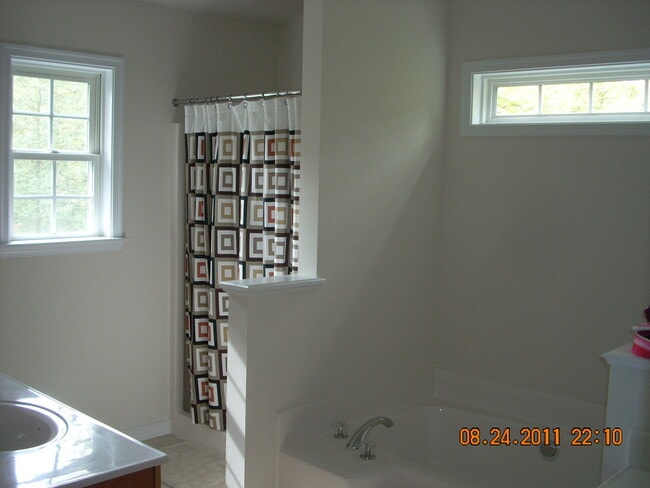 Building Photo - 4000 Oakleaf Rd