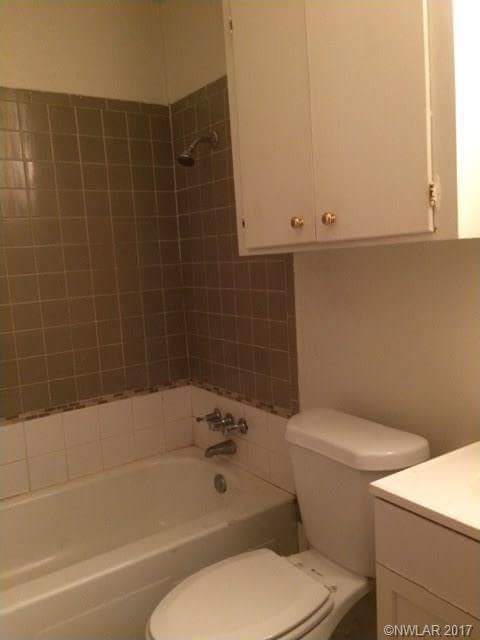 Main bathroom - 1946 Maple street