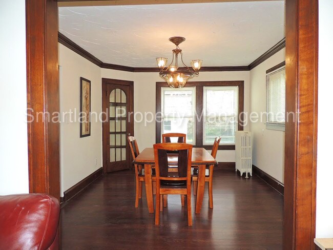 Building Photo - 305 E 194th St