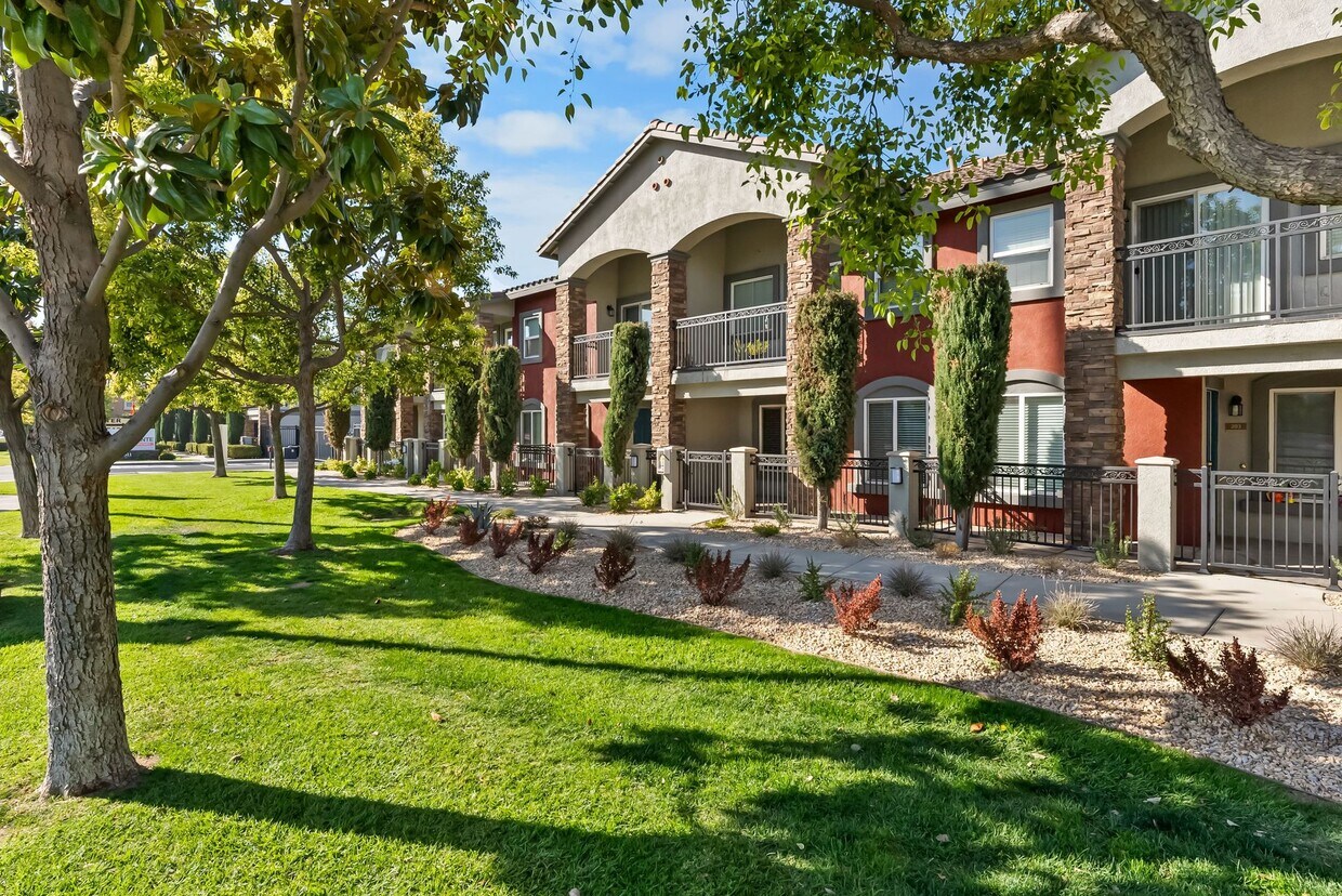 Foto principal - Corona Pointe Townhomes