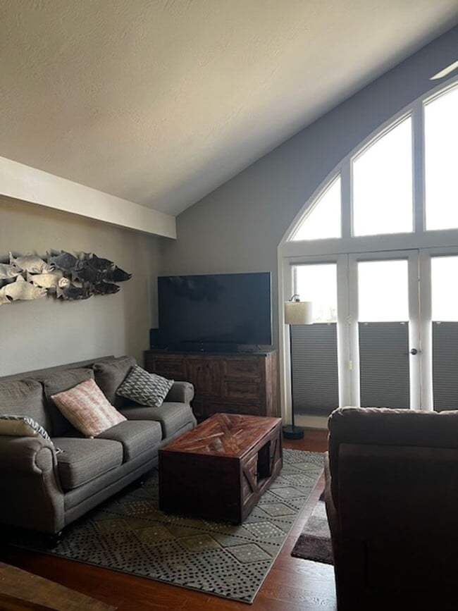 Building Photo - 350 Country Club Dr