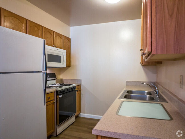 3BR 2BA, 1050SF - Kitchen - Vacaville Park Apartments