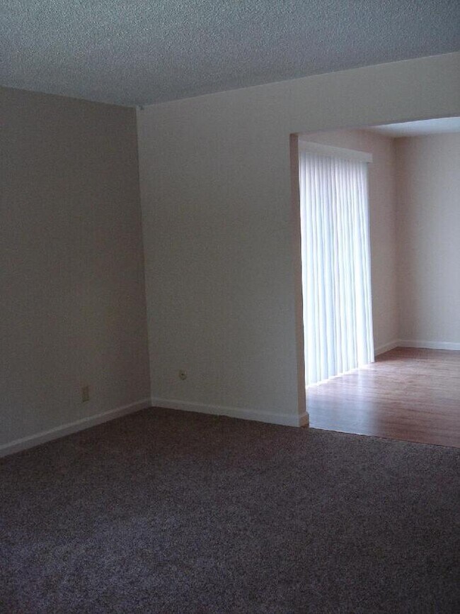 Building Photo - Very Cute 2/1 Duplex on Quiet Street in Sacramento-5402 Mona Way