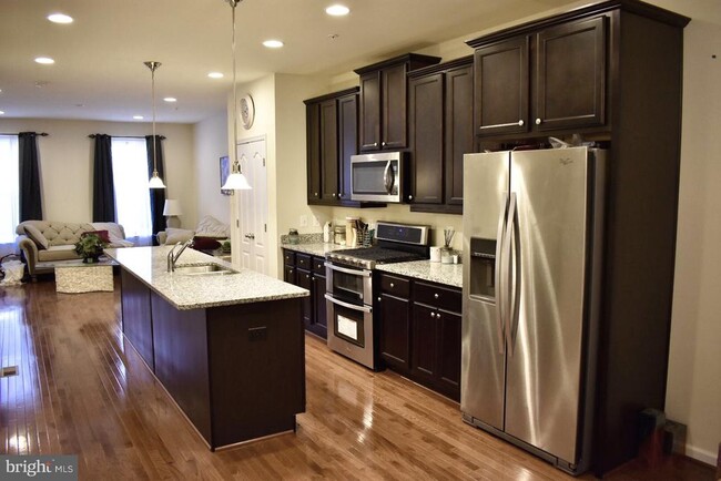 Foto del edificio - 517 Pebblebrook Ln
