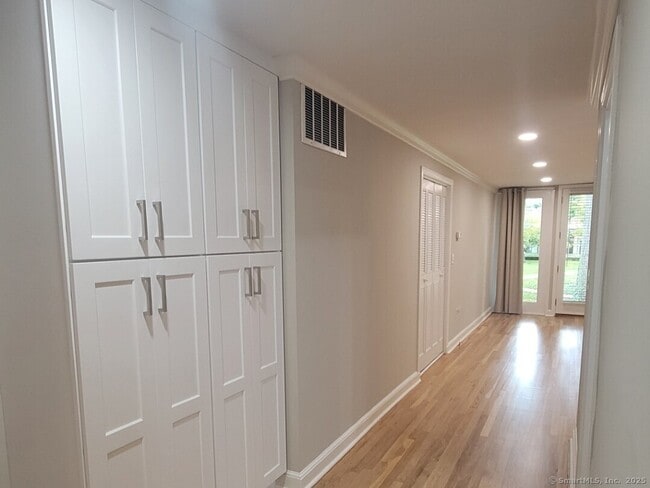 Building Photo - 160 Fairfield Woods Rd