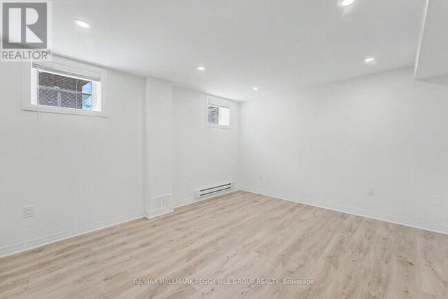 Building Photo - 112 W Oak Trl