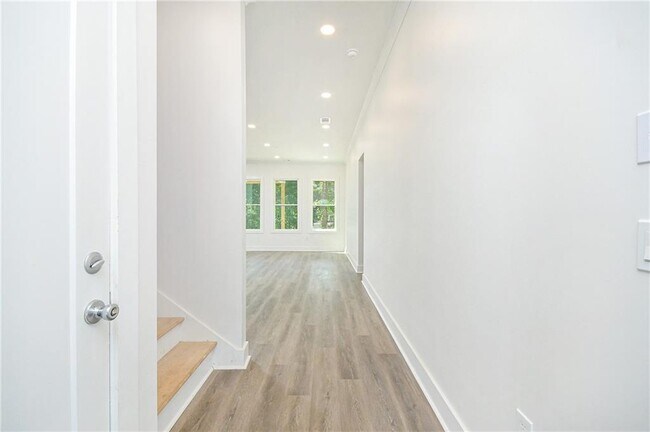Building Photo - 3604 Pineview Cir NW