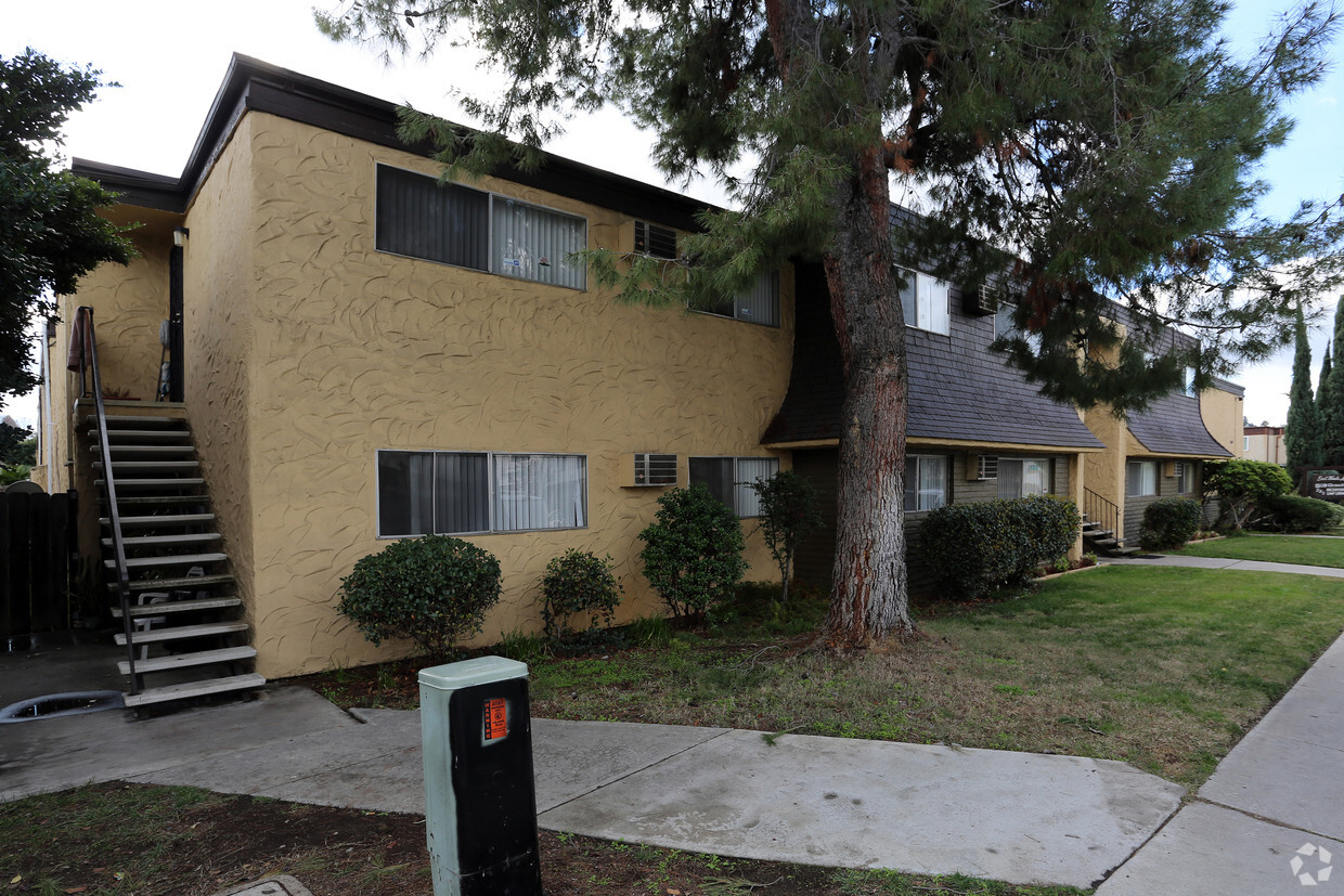 Building Photo - East Winds Apartments