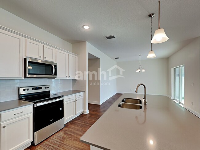 Building Photo - 1058 Sky Lks Dr