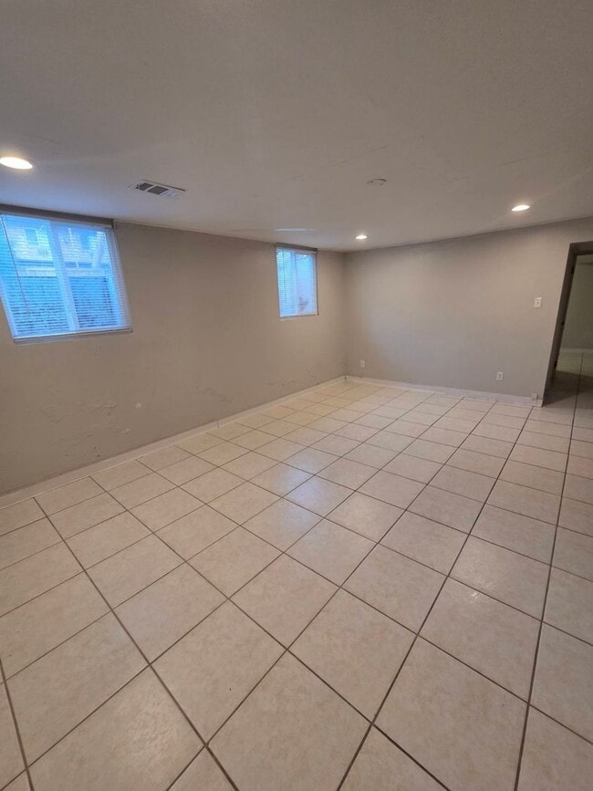 Building Photo - Super Spacious & Updated 1-Bed, 1-Bath Apa...