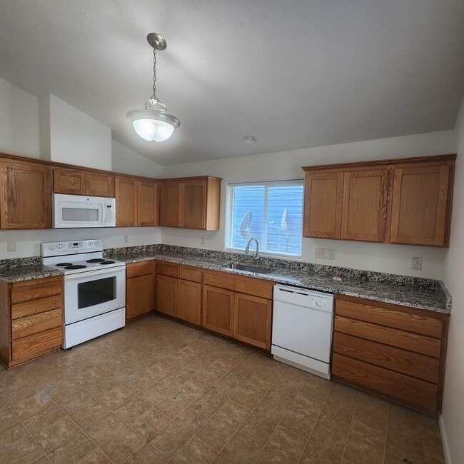 Foto del edificio - 3 Bedroom House Available in Quiet Astoria Neighborhood!