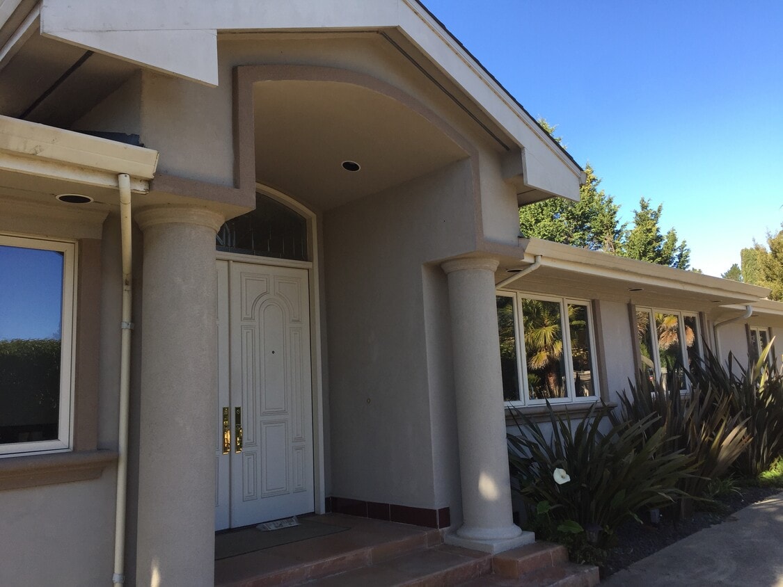 Primary Photo - 1485 Lakeview Dr