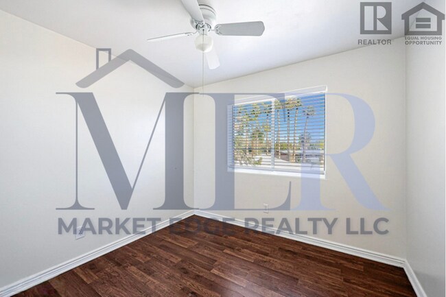 Foto del edificio - 3Bed/2.5Bath Townhouse at 24th St/Thomas! $399 MOVE-IN SPECIAL! Move-In ready on 3/12/2026!