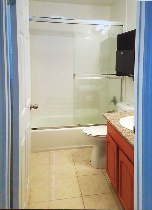 attached bathroom - 3711 Baldwin St