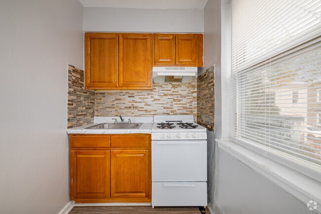 1BR, 1BA - 575SF - Kitchen - Lawndale Apartments
