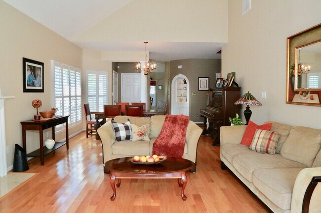Building Photo - Available in August!  3 Bedroom 2 1/2 Bath...