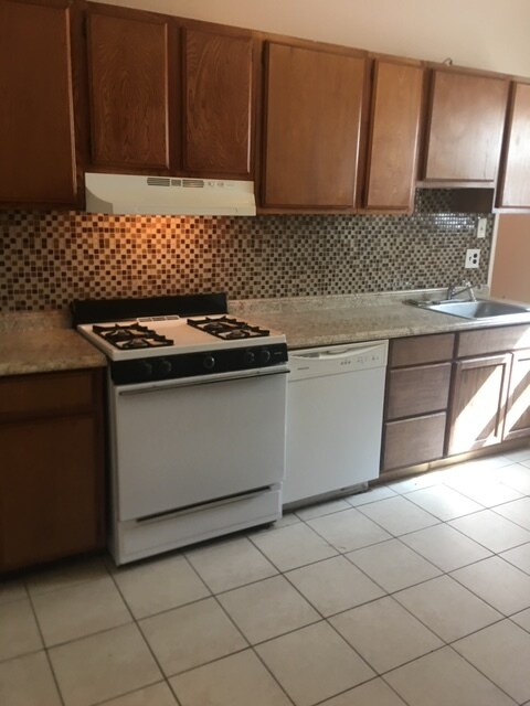 Kitchen - 1825 W Butler St