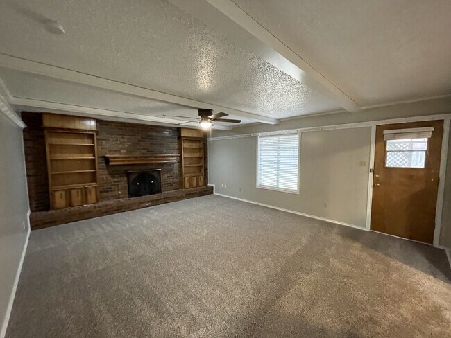 Building Photo - Spacious Home Located Minutes From South Plains Mall & Loop 289 Access!