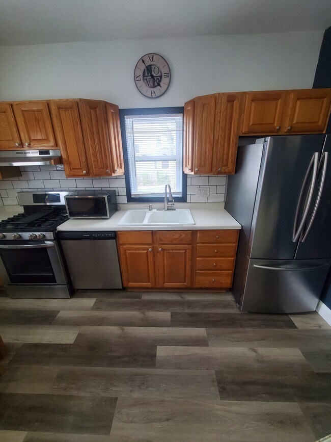 Building Photo - Incredible 3BED/2BATH Bay View Tri-level Unit