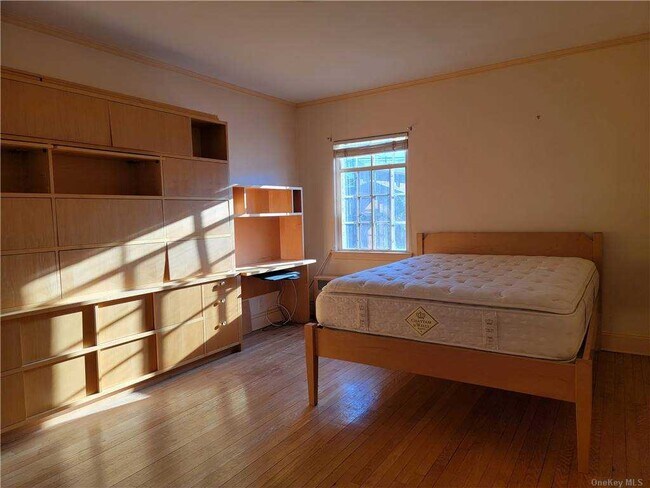 Foto del edificio - 64-30 Ellwell Crescent