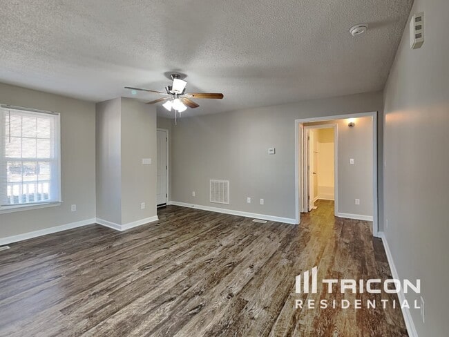 Building Photo - 1004 Spruce Dr