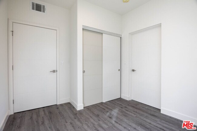 Building Photo - 4806 Elmwood Ave