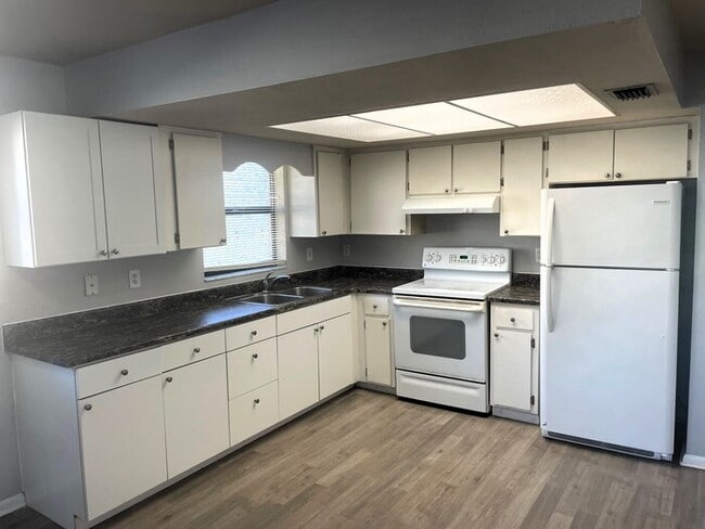 Building Photo - SE Cape Coral Duplex