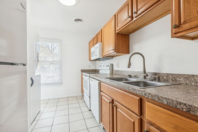 Building Photo - Cute townhome in Cavalier Manor!