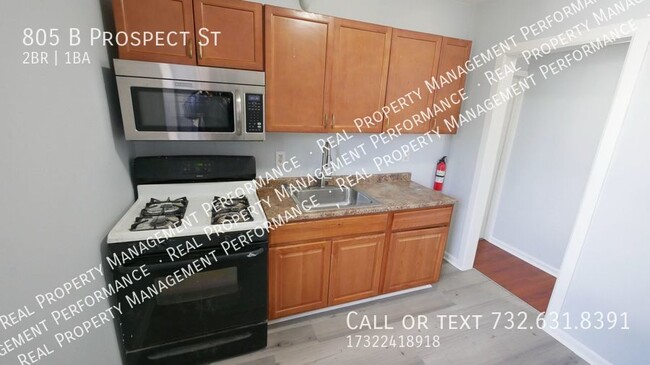 Building Photo - Updated Large 2BR 1BA upper level 2 Family...