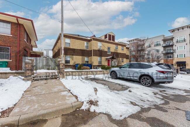 Foto del edificio - 3304 E Douglas Ave