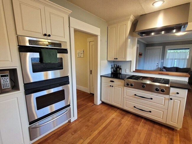 Foto del edificio - Charming Bungalow In the Heart of Downtown, Furnished 2 Bedroom/1 Bath.