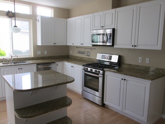 Foto del edificio - 5704 NE Hidden Creek Dr