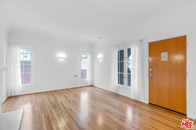 Foto del edificio - 1557 S Genesee Ave