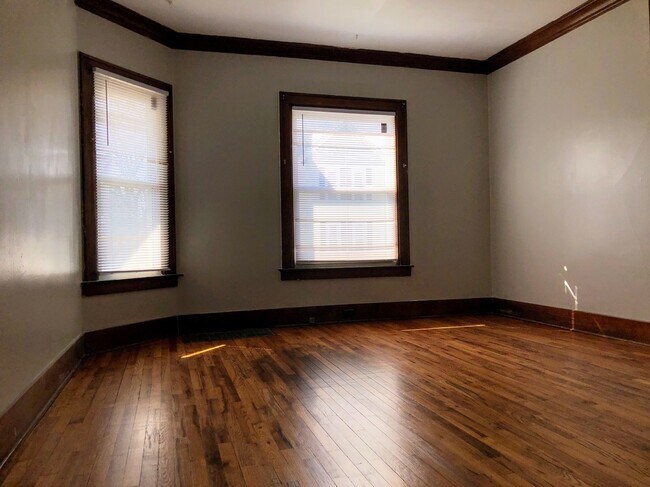 Building Photo - 612-614 Pettibone NW