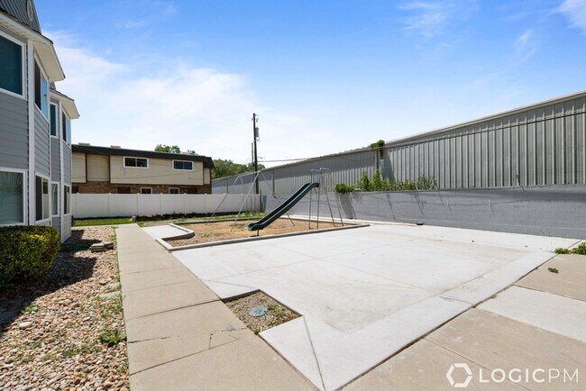 Building Photo - Stunning Row-End Townhome In Great Location!