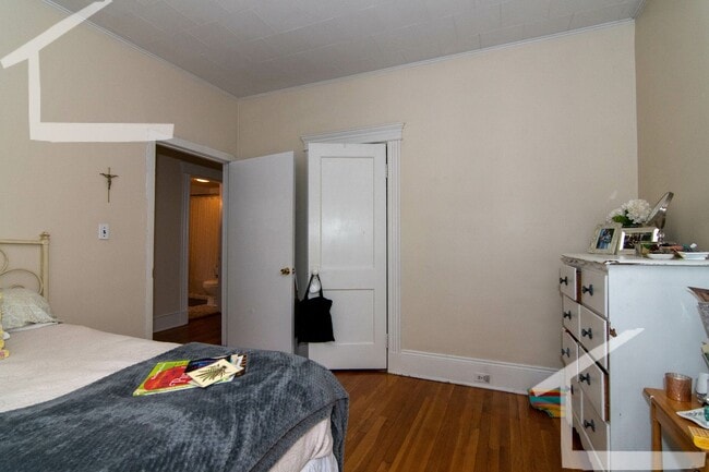 Building Photo - 9/1 Coolidge Corner 3BR with equal sized bedrooms, heat inc, sunroom!